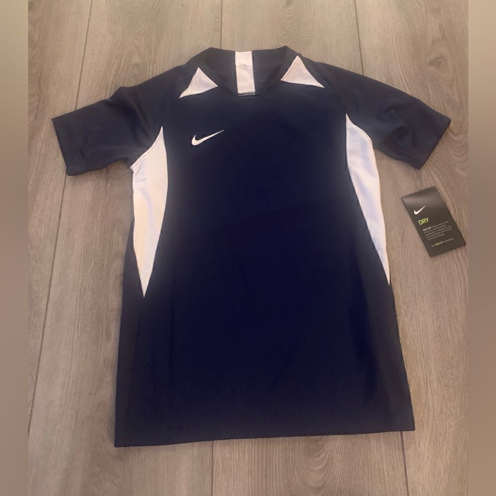 Nike youth unisex football/soccer practice t shirt.Great for the athletes